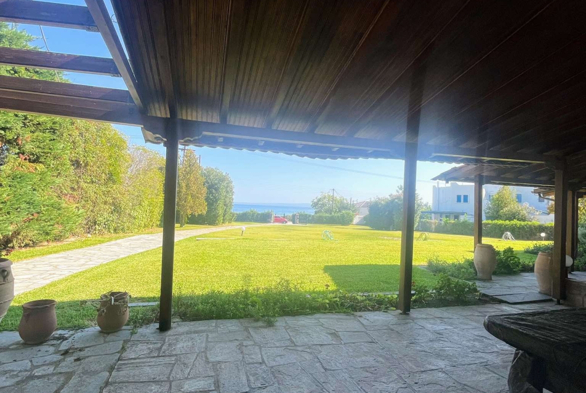 Πωλείται μεζονέτα πρώτη στη θάλασσα στο πολύχρονο